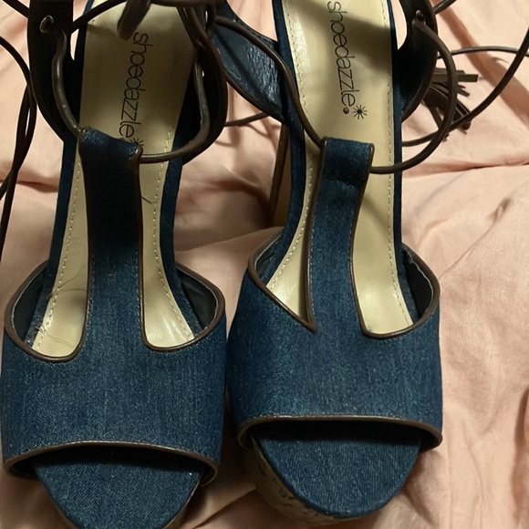 Woman/ Heels - Picture 2 of 8